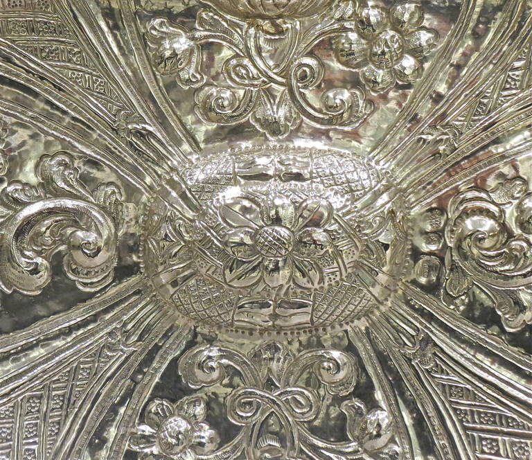 Antique 18th Century Spanish Silver Oval Platter In Excellent Condition For Sale In Torino, IT