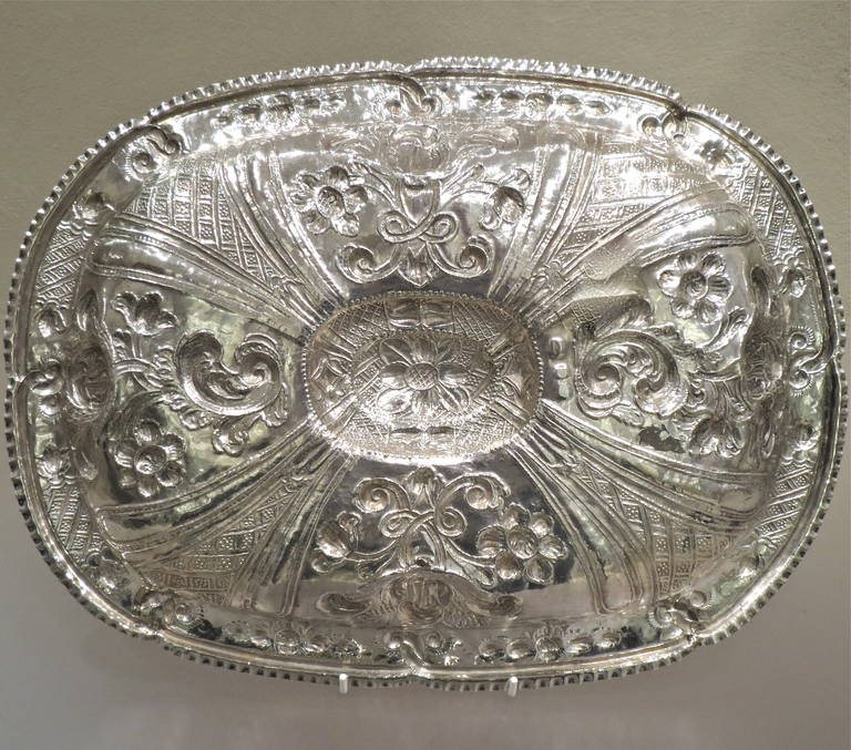 Antike ovale spanische Silberplatte aus dem 18. Jahrhundert im Angebot 1