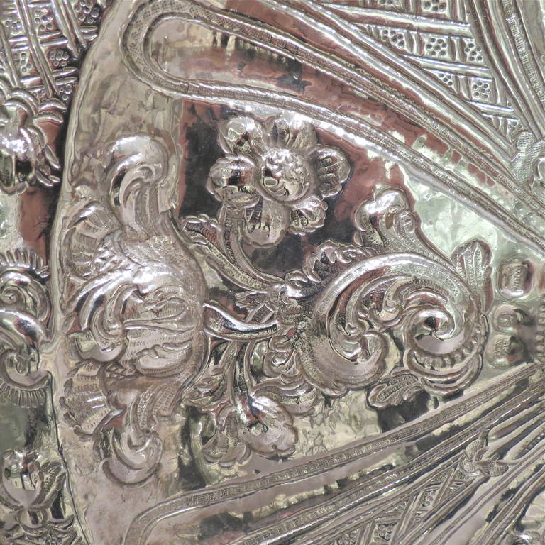 Antike ovale spanische Silberplatte aus dem 18. Jahrhundert im Angebot 3