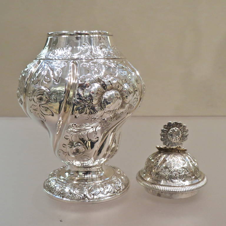 Caja para el té de plata de ley inglesa de Jorge II, Londres, 1757 en venta 2