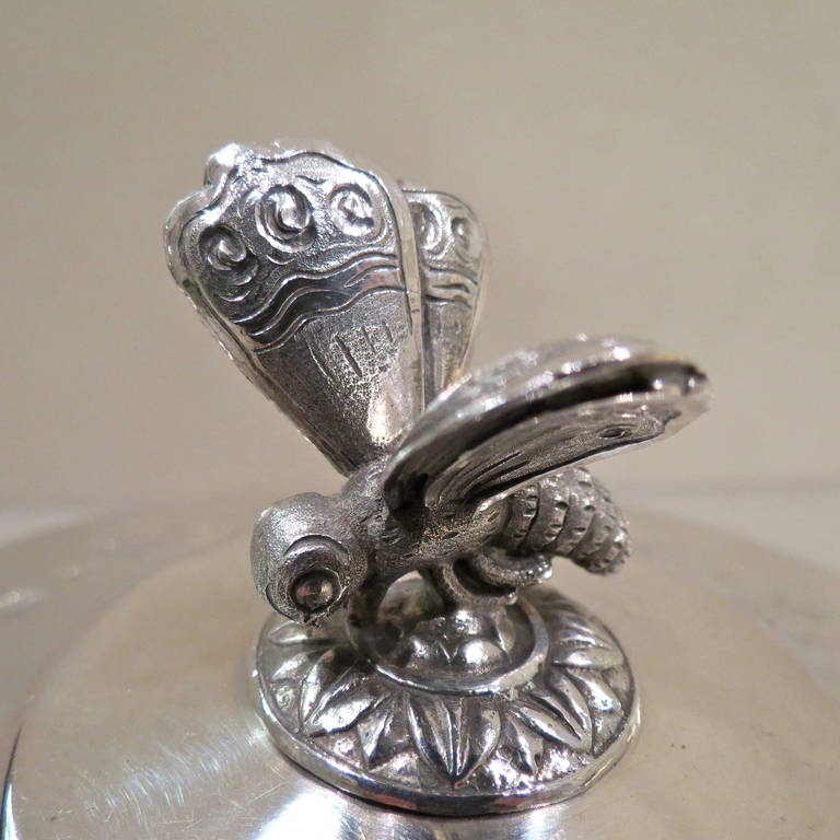 Ecuelle finemente decorata, piatto da portata coperto o zuppiera su piatto, Luigi XVI realizzato da Hience Antoine, Parigi, 1803. Testa di Minerve 1° titolo per 950/1000 di garanzia in argento sterling francese.

Misure:
 (18,5 cm) con