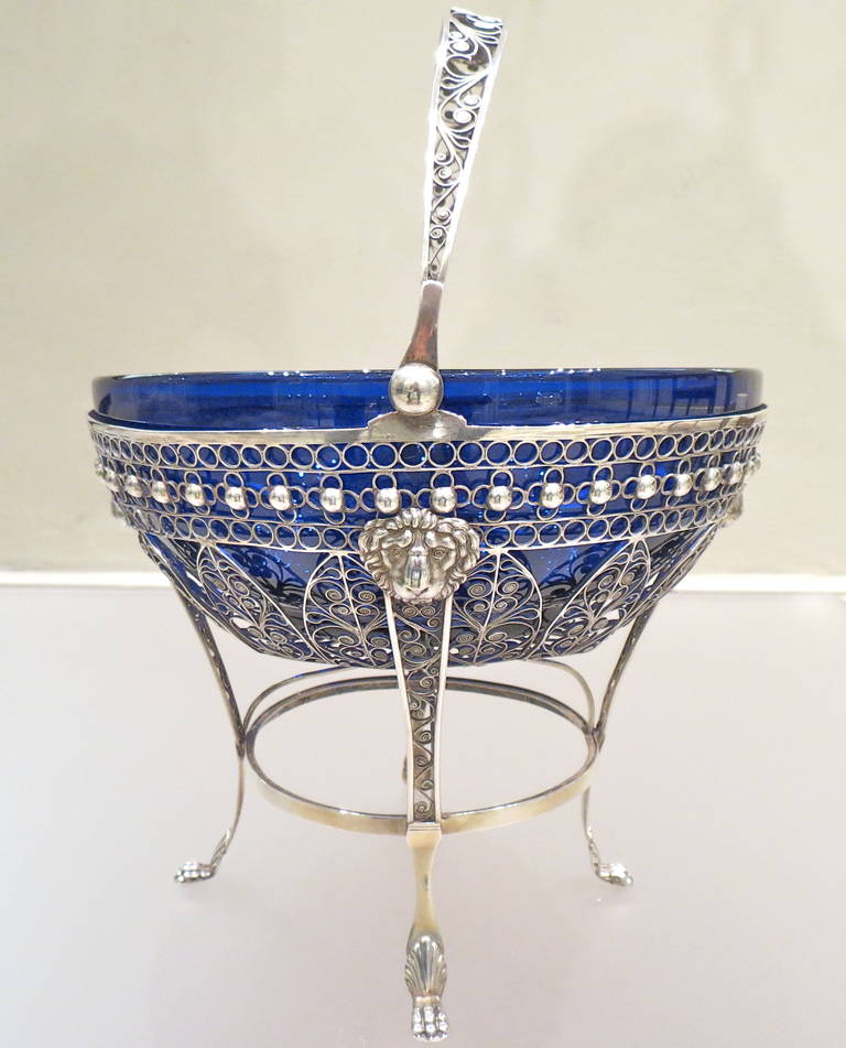 Österreichisch-ungarischer filigraner runder Silberkorb mit Henkel. Innenbehälter aus blauem Glas, um 1840. Abmessungen: H 27,5 cm; Durchmesser 22, Gewicht gr. 1430.