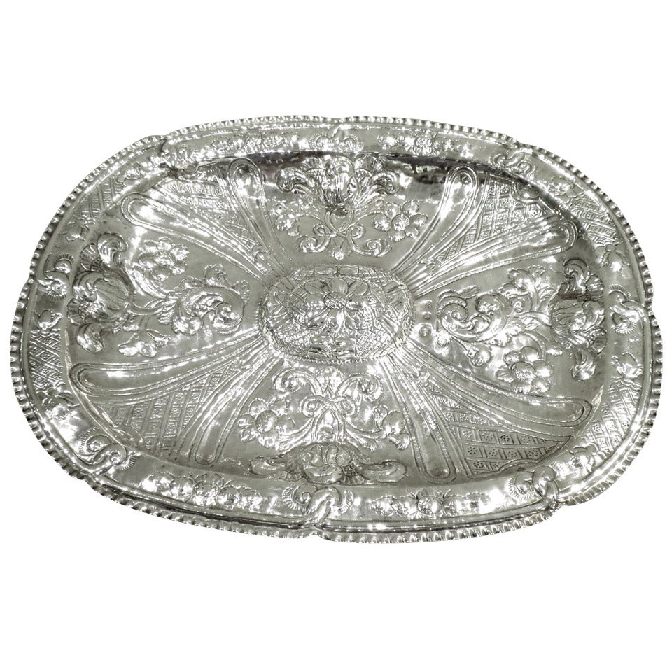 Antike ovale spanische Silberplatte aus dem 18. Jahrhundert im Angebot