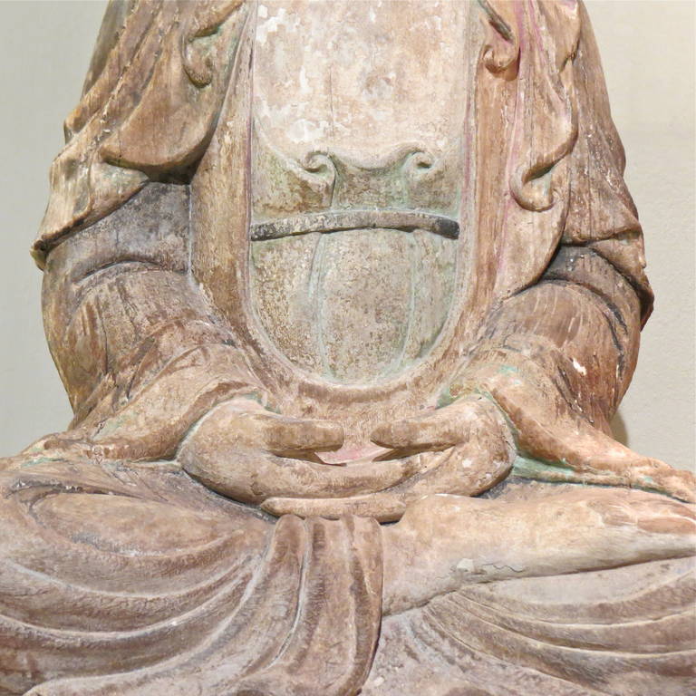 Holzskulptur des Vairocana-Buddha:: China:: wahrscheinlich Ming-Dynastie:: 1600 n. Chr. 

Die Ming-Dynastie war eine der wichtigsten in der langen Geschichte Chinas. Es war der Sturz des mongolischen Yuan-Reiches unter Hong Wu:: dem dritten von nur