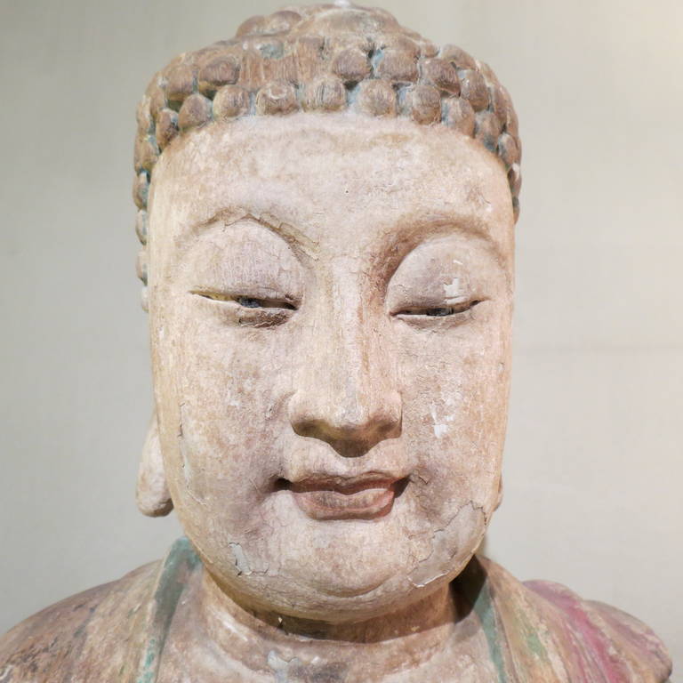 Chinesische holzgeschnitzte sitzende Buddha-Statue im Zustand „Hervorragend“ in Torino, IT