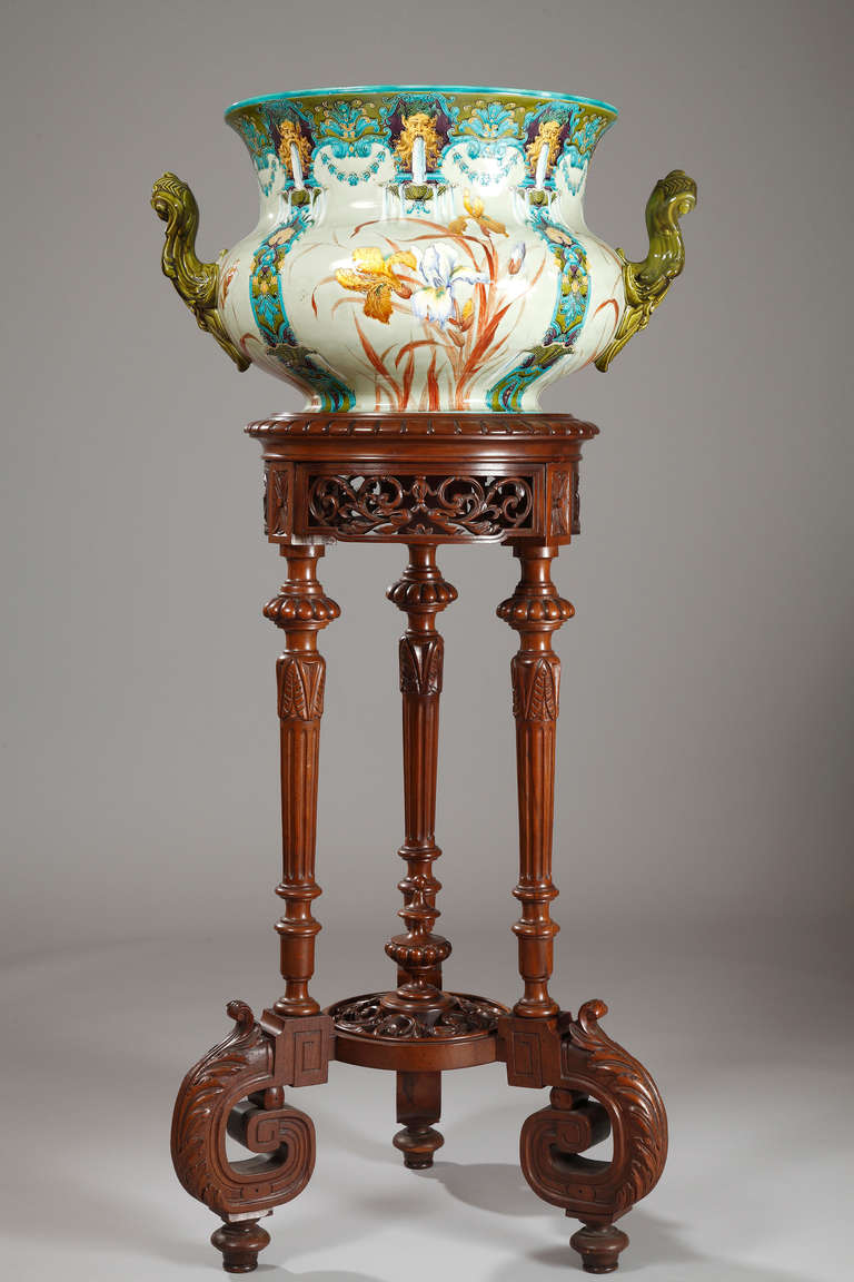 Gien
Earthenware Manufacture

Jardiniere

Signed on the reverse, with the making mark of the manufacture Gien

France
Circa 1880
Jardiniere – Height : 36 cm (14 in.) ; Larg. : 66 x 47 cm (26 x 18 1/2 in.)
Stand – Height. : 101 cm (39 3/4