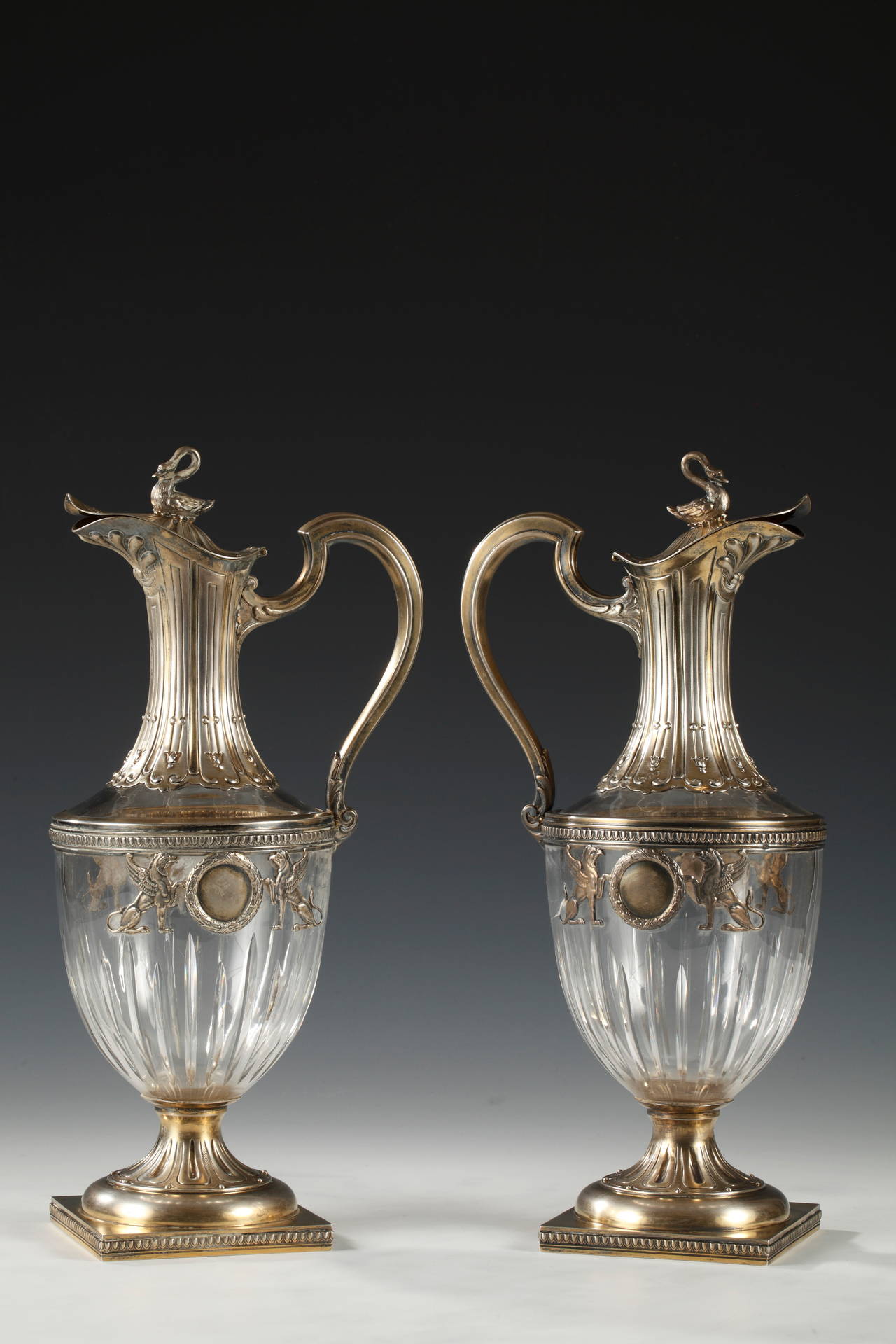 Beautiful pair of engraved and cut rock crystal and silver mount ewers. Silver decor of swans on the top and of griffins on the body. Finish on a latter foot resting on a square plinth.
Mercure Hallmark