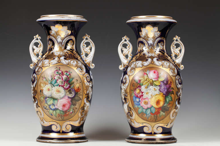Valentine Porcelain Manufacture. A very fine Pair of Oriental style porcelain Vases. France, circa 1850
Height : 45 cm (17 3/4 in.) ; Diameter : 25 cm (9 3/4 in.) x 22 cm (8 2/3 in.)
 
A lovely pair of baluster form vases made of white porcelain,