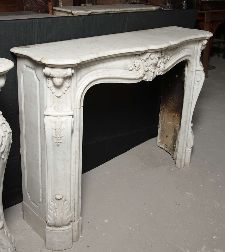 French Louis XV Style Carrara Marble Chimney Mantelpiece, circa 1880 In Good Condition For Sale In Paris, FR