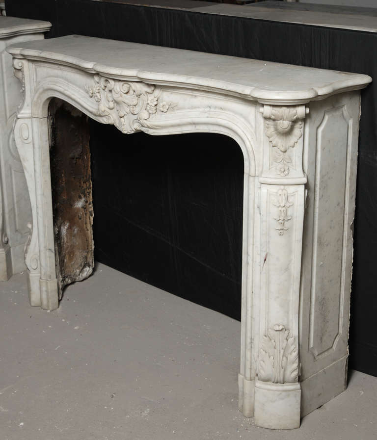 19th Century French Louis XV Style Carrara Marble Chimney Mantelpiece, circa 1880 For Sale