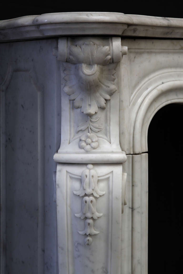 French Louis XV Style Carrara Marble Chimney Mantelpiece, circa 1880 For Sale 3