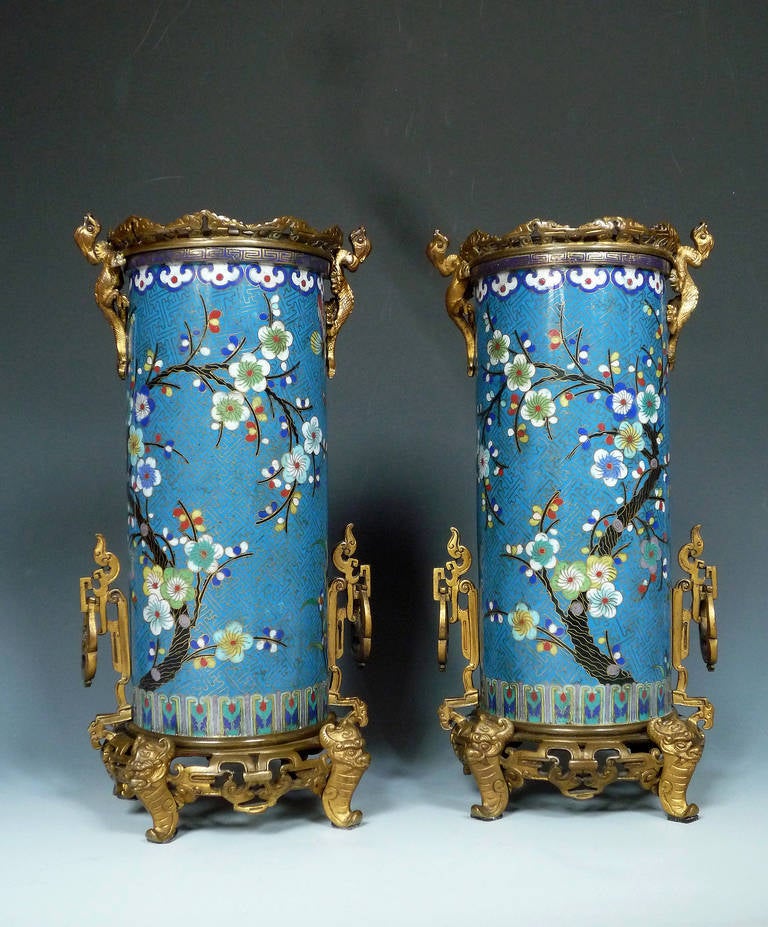 F. Barbedienne.
Bronze caster,
(1810-1892).
Attributed to.

Pair of “cloisonné” enamel bronze vases.

France,
circa 1870.
Dimensions: Height : 32 cm (12 2/3 in.) ; Diameter : 17 cm (6 2/3 in.)

Pair of Japanese-style roll-shaped vases,