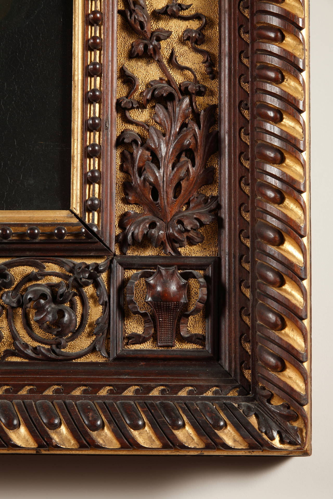 Richly Carved Walnut Frame attributed to Luigi Frullini In Good Condition For Sale In Paris, FR