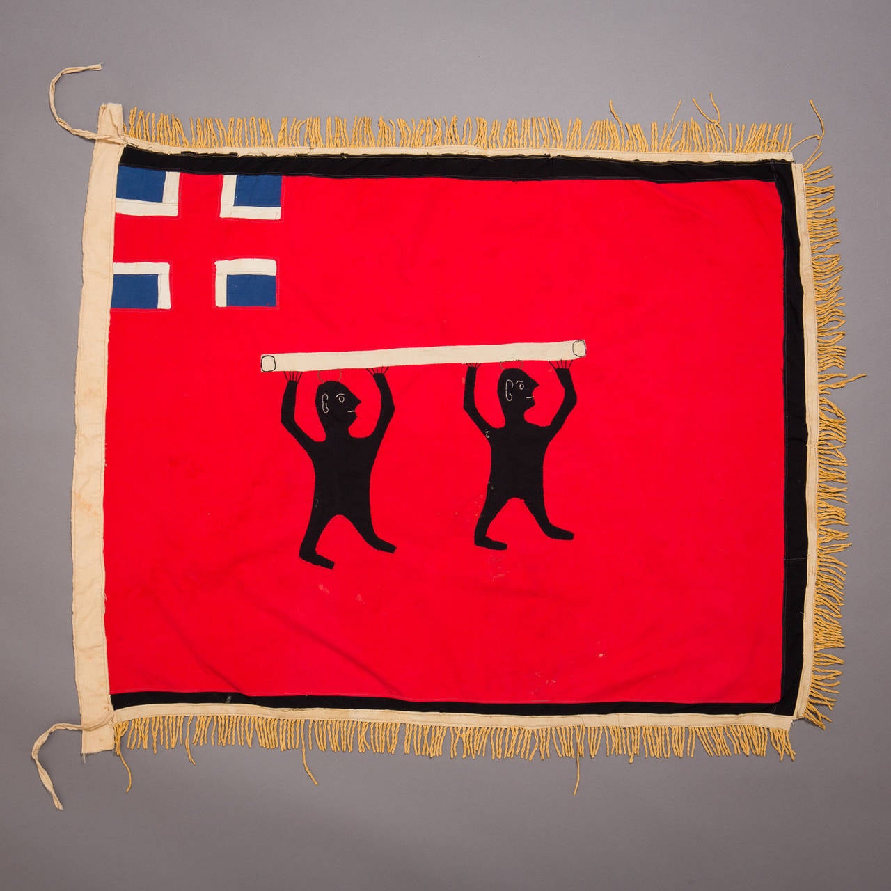 Eine große und grafisch beeindruckende Fante-Asafo-Flagge.

Die Fante-Flaggen stellen die Verschmelzung zweier kultureller Traditionen dar: der Tradition der Akan, Sprichwörter mit visuellen Bildern zu verbinden, und der europäischen heraldischen