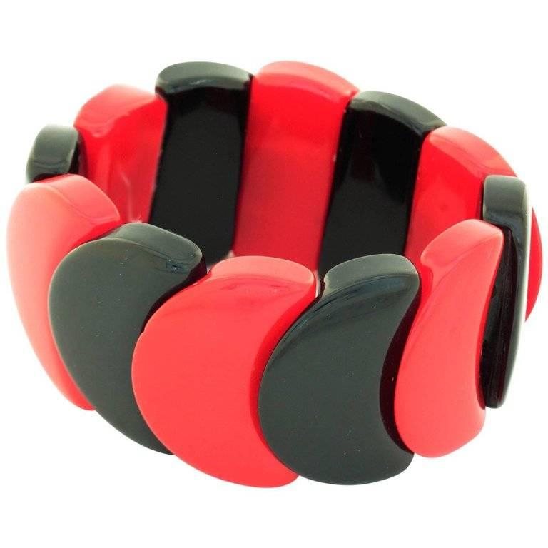 Art Deco Cherry Red and Black Slice Beaded Bakelite Bracelet For Sale