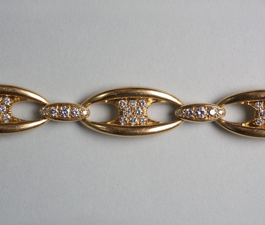 Taille brillant Mauboussin Bracelet jonc à chaîne en or et diamants, c. 1965 en vente