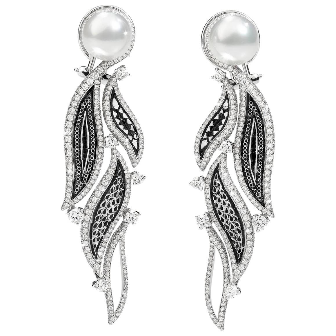 Boucles d'oreilles élégantes en or blanc, diamants blancs et perles, décorées à la main avec de la micro-mosaïque