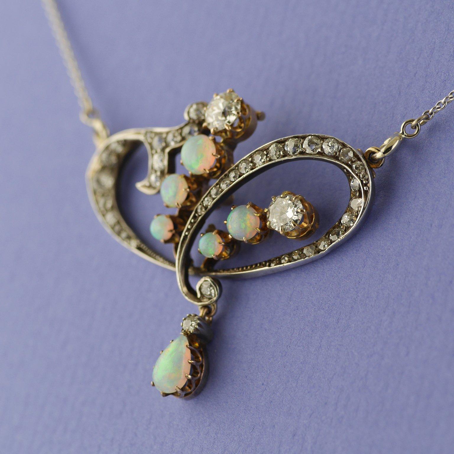 Art nouveau Pendentif/Broche Art Nouveau en opale et diamants, c. 1900 en vente