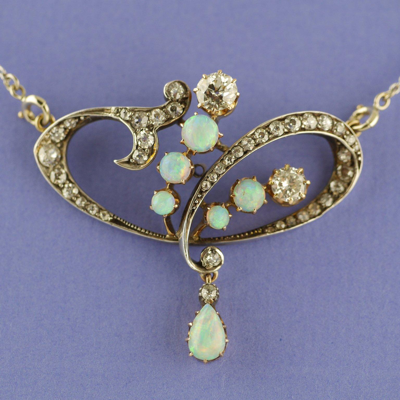 Pendentif/Broche Art Nouveau en opale et diamants, c. 1900 Excellent état - En vente à London, GB