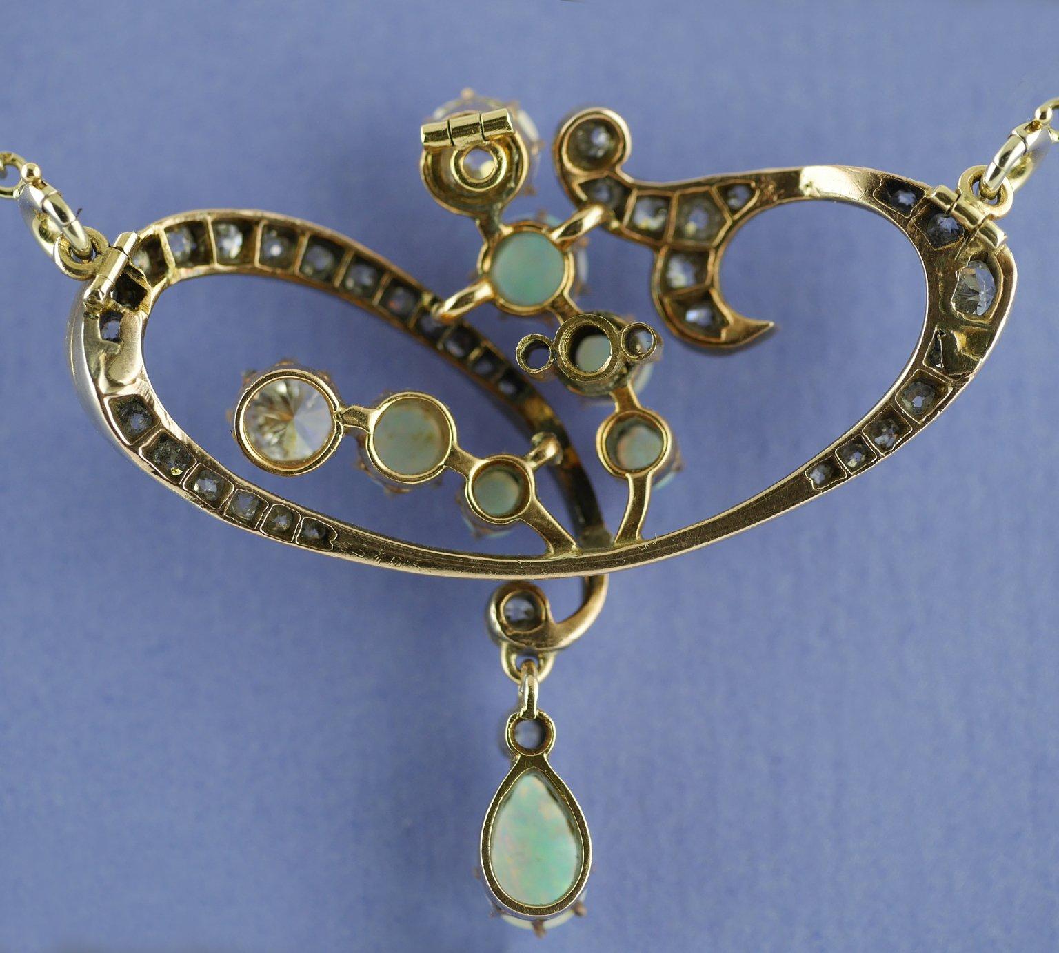 Pendentif/Broche Art Nouveau en opale et diamants, c. 1900 Pour femmes en vente