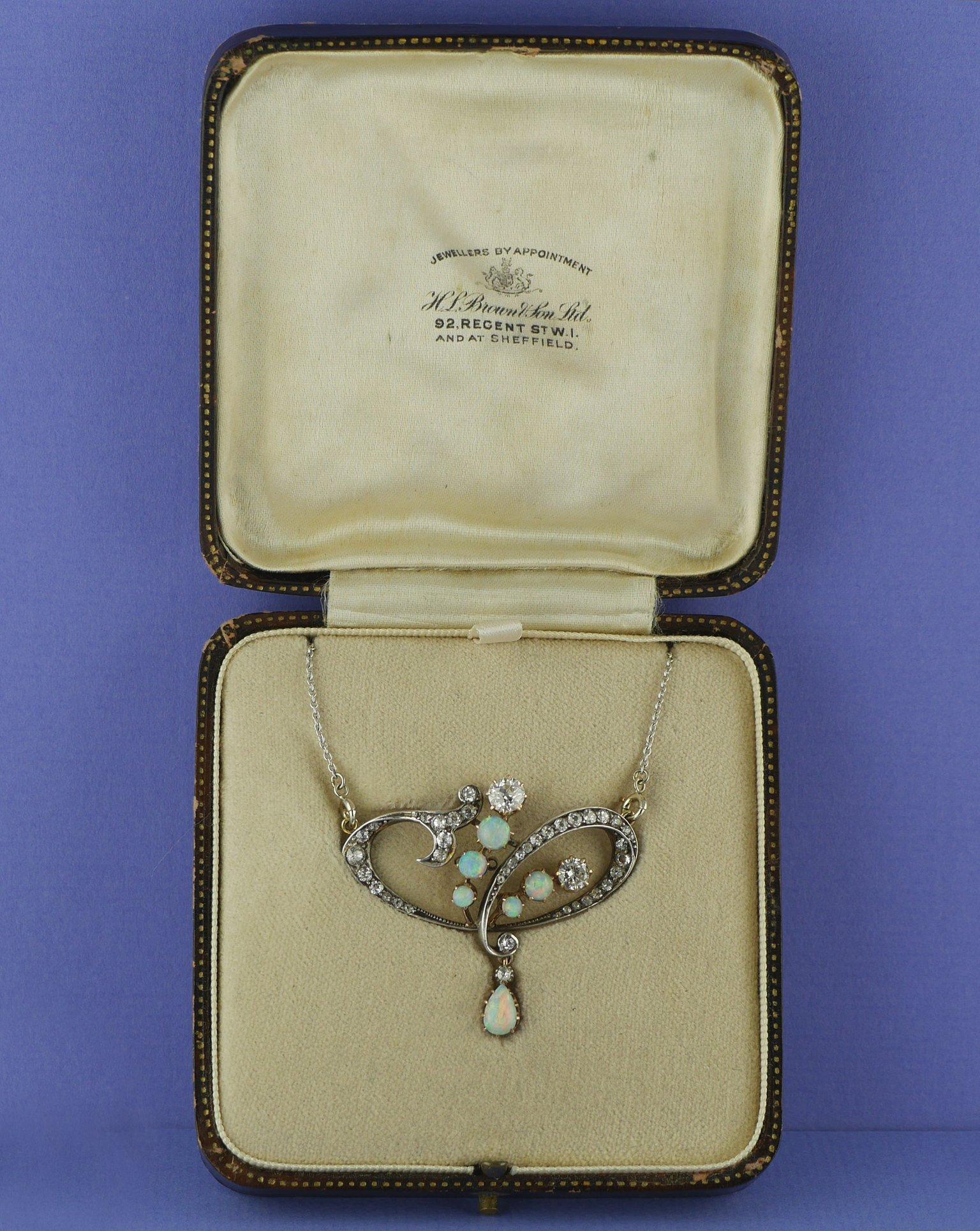 Pendentif/Broche Art Nouveau en opale et diamants, c. 1900 en vente 1