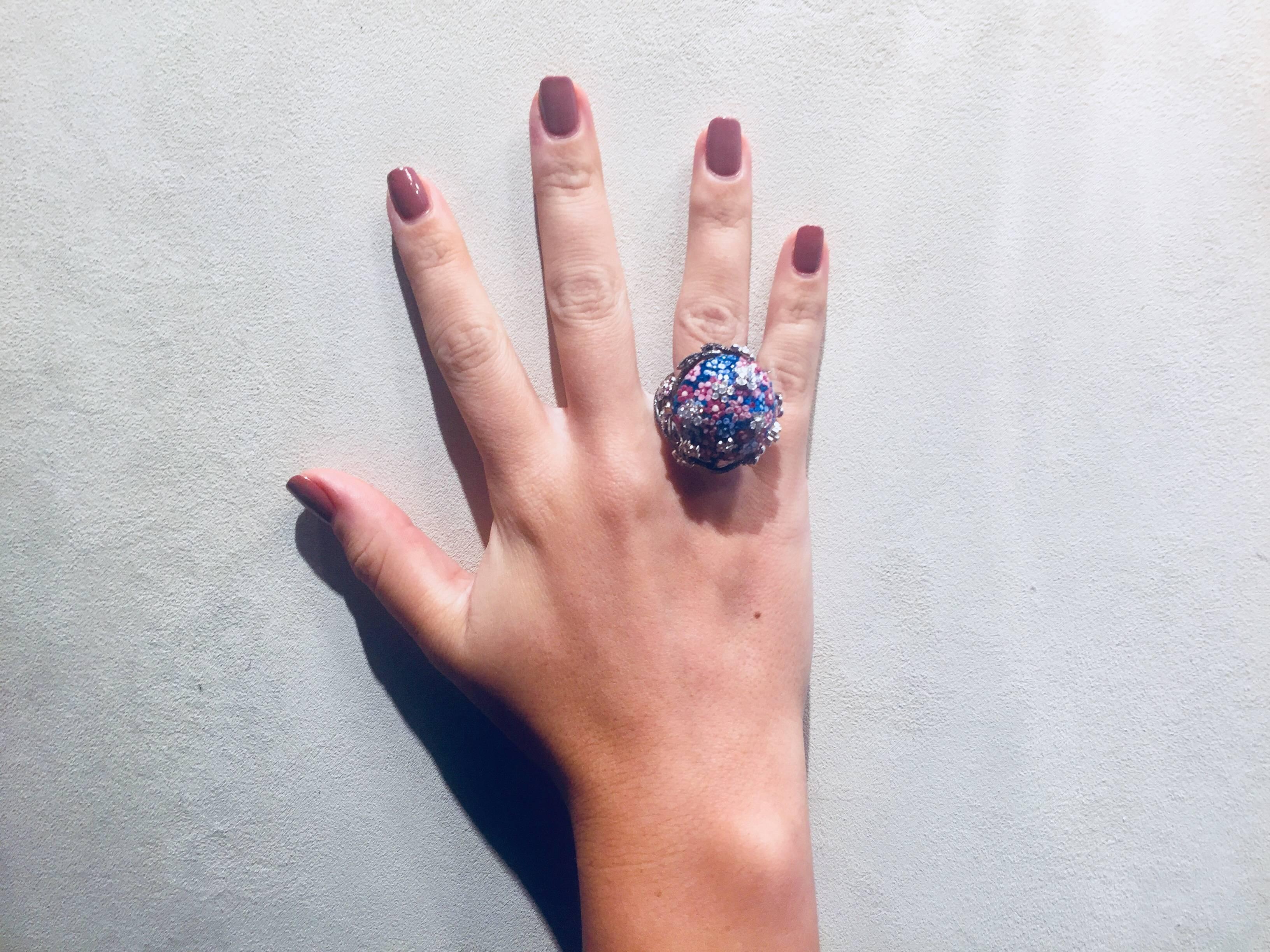 Anillo Cóctel Oro Negro Blanco y Negro Diamantes Zafiros Decorado Micromosaico Contemporáneo en venta