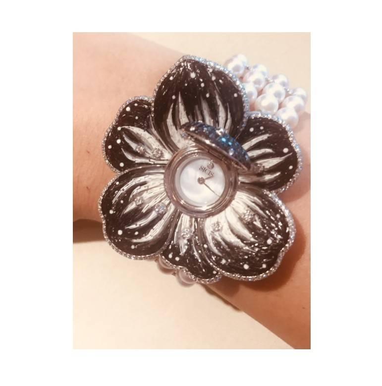 Contemporain Montre-bracelet élégante en or blanc, diamants blancs et noirs, perles et nano-mosaïque décorées en vente