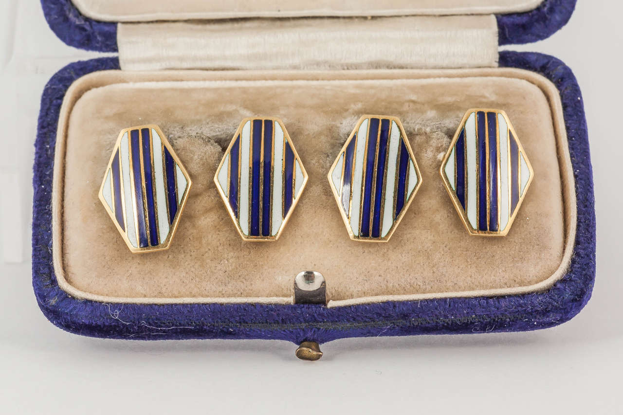 Lozenge shaped enamel cuff links with connection