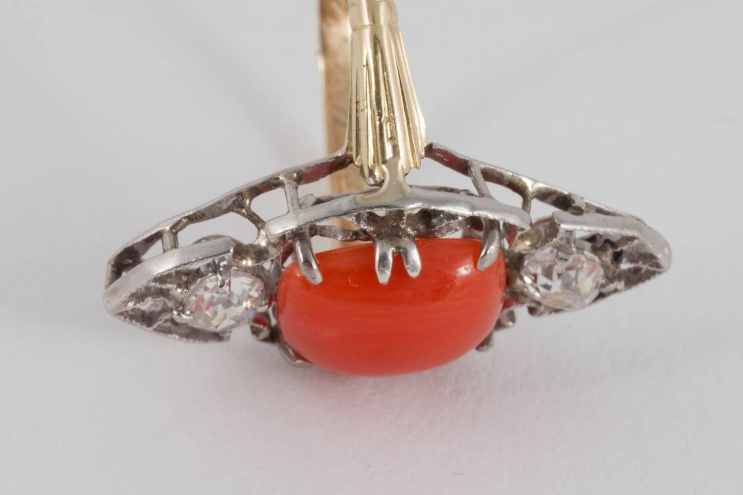Art Deco Coral Platinum Diamond 18 Karat Gold Ring In Excellent Condition For Sale In London, GB