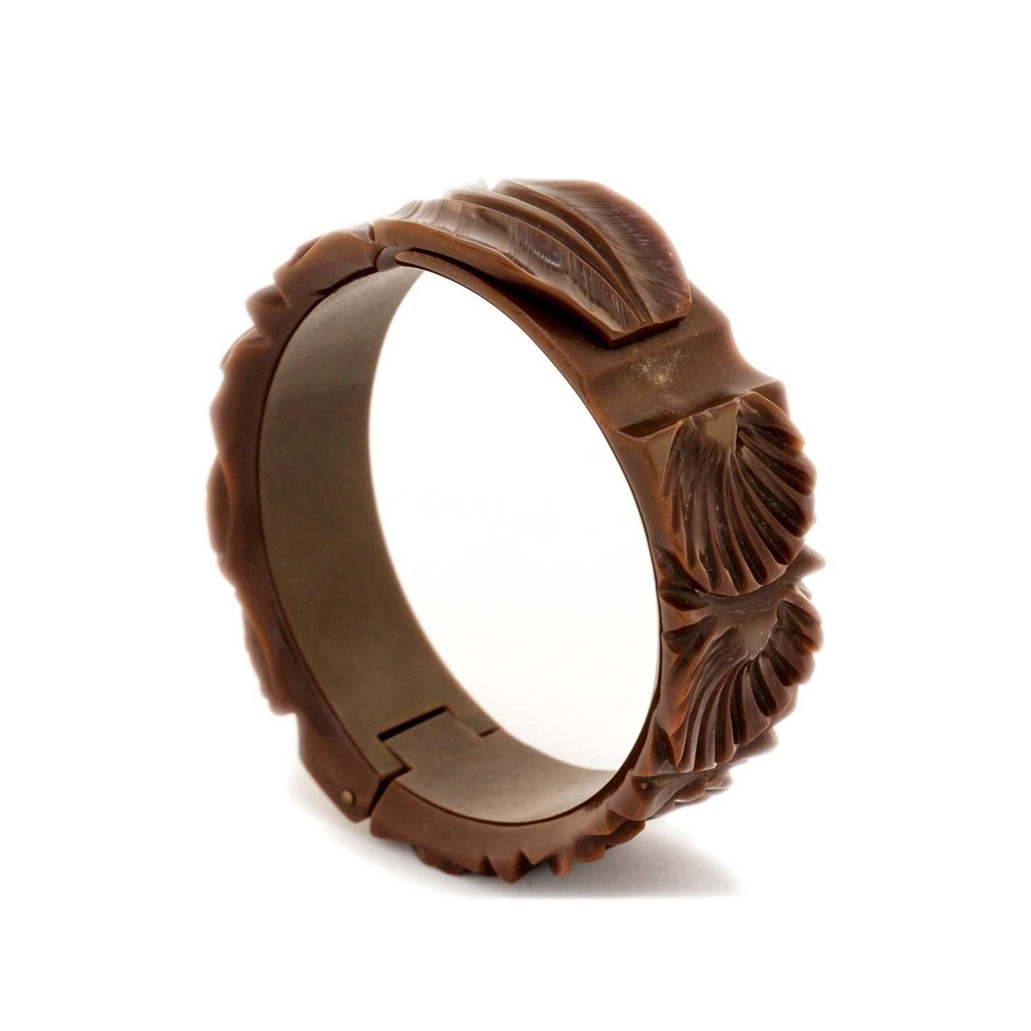 Vintage Hand-Carved Milk Chocolate Colored Bakelite Bangle In Excellent Condition For Sale In Balmain, AU