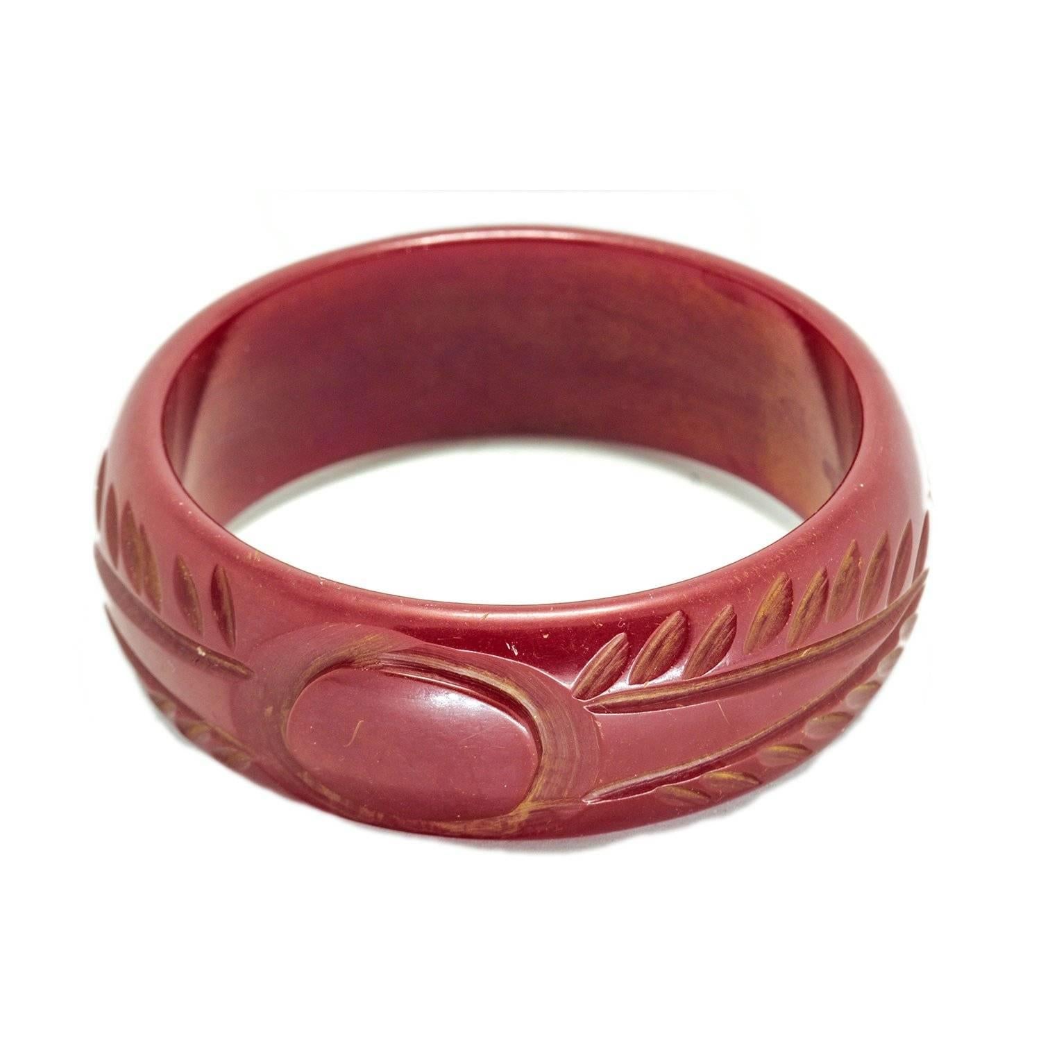 Art Deco Deep Cherry Red Hand Carved Bakelite Bangle

Stunning Early Bakelite 1920's Bangle, featuring two leaf like carvings either side of a carved out circle. Colour is a deep cherry red, almost maroon in colour.

Diameter = 66mm
Width = 23mm
