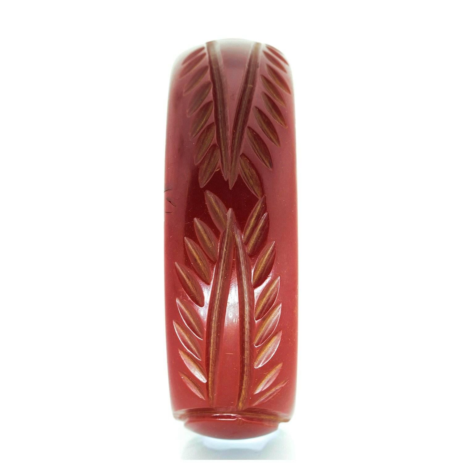 Art Deco Deep Cherry Red Hand-Carved Bakelite Bangle In Excellent Condition For Sale In Balmain, AU