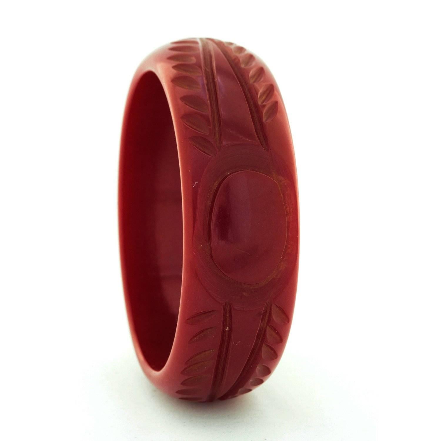 Art Deco Deep Cherry Red Hand-Carved Bakelite Bangle For Sale 1