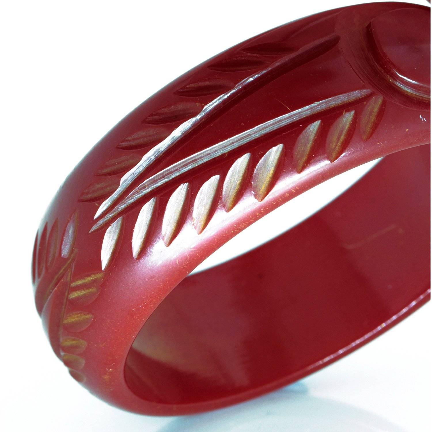 Art Deco Deep Cherry Red Hand-Carved Bakelite Bangle For Sale 2