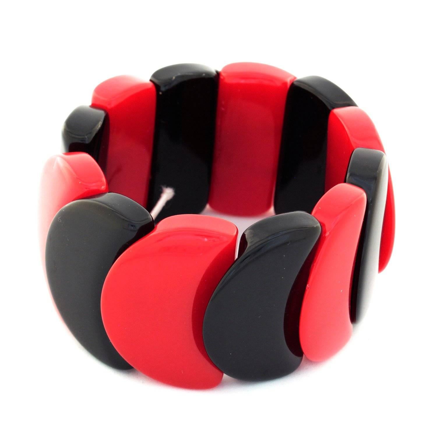 Art Deco Cherry Red and Black Slice Beaded Bakelite Bracelet measuring approximately 40mm wide and a length, un-stretched, of approx 20 CM / 200mm.  

Amazing Contrasting Slice bracelet in Cherry Red and Black. 

Bracelet is Elasticated for ease of