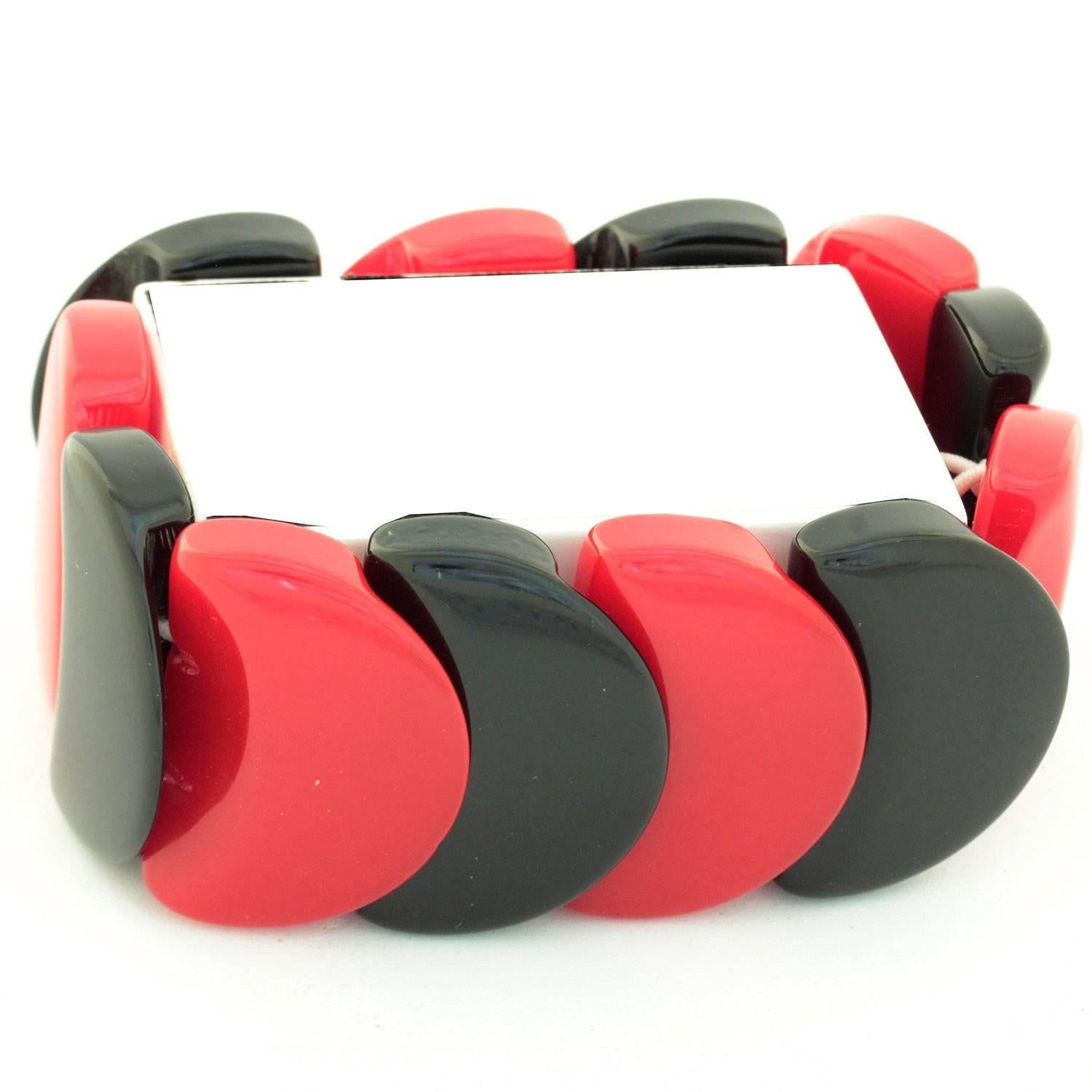 Art Deco Cherry Red and Black Slice Beaded Bakelite Bracelet In Excellent Condition For Sale In Balmain, AU