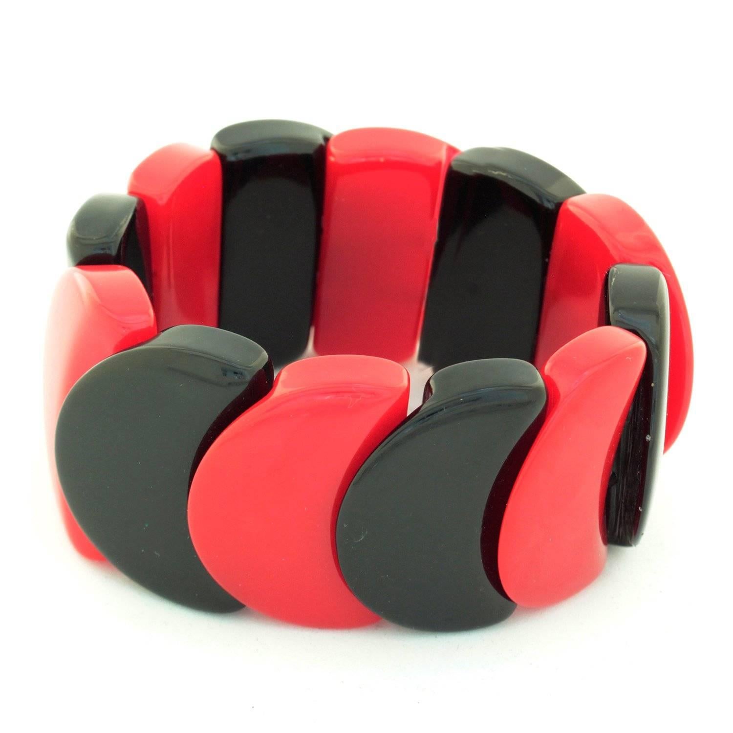 Women's Art Deco Cherry Red and Black Slice Beaded Bakelite Bracelet For Sale