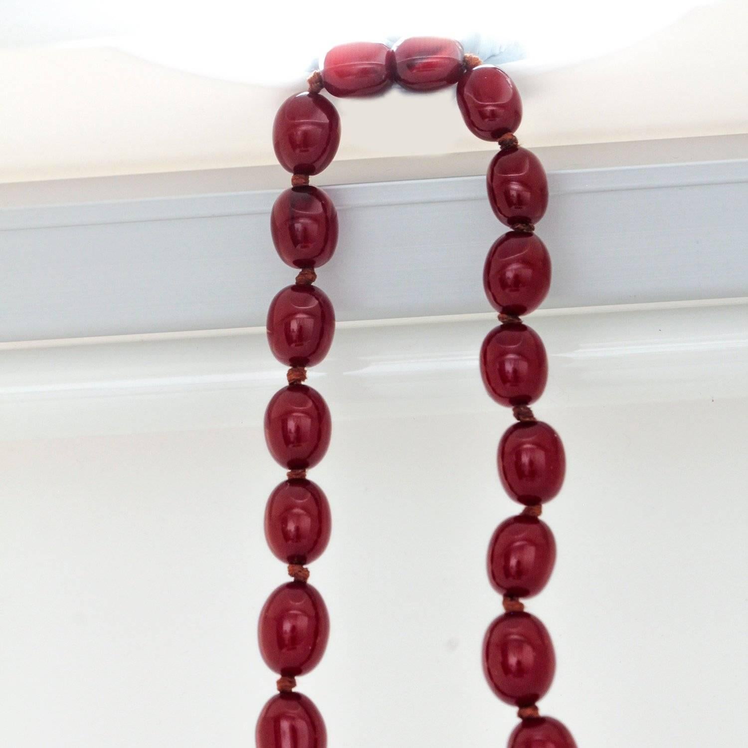 Antique Amber Colored Bakelite and Wood - like Beaded Choker Necklace In Excellent Condition For Sale In Balmain, AU
