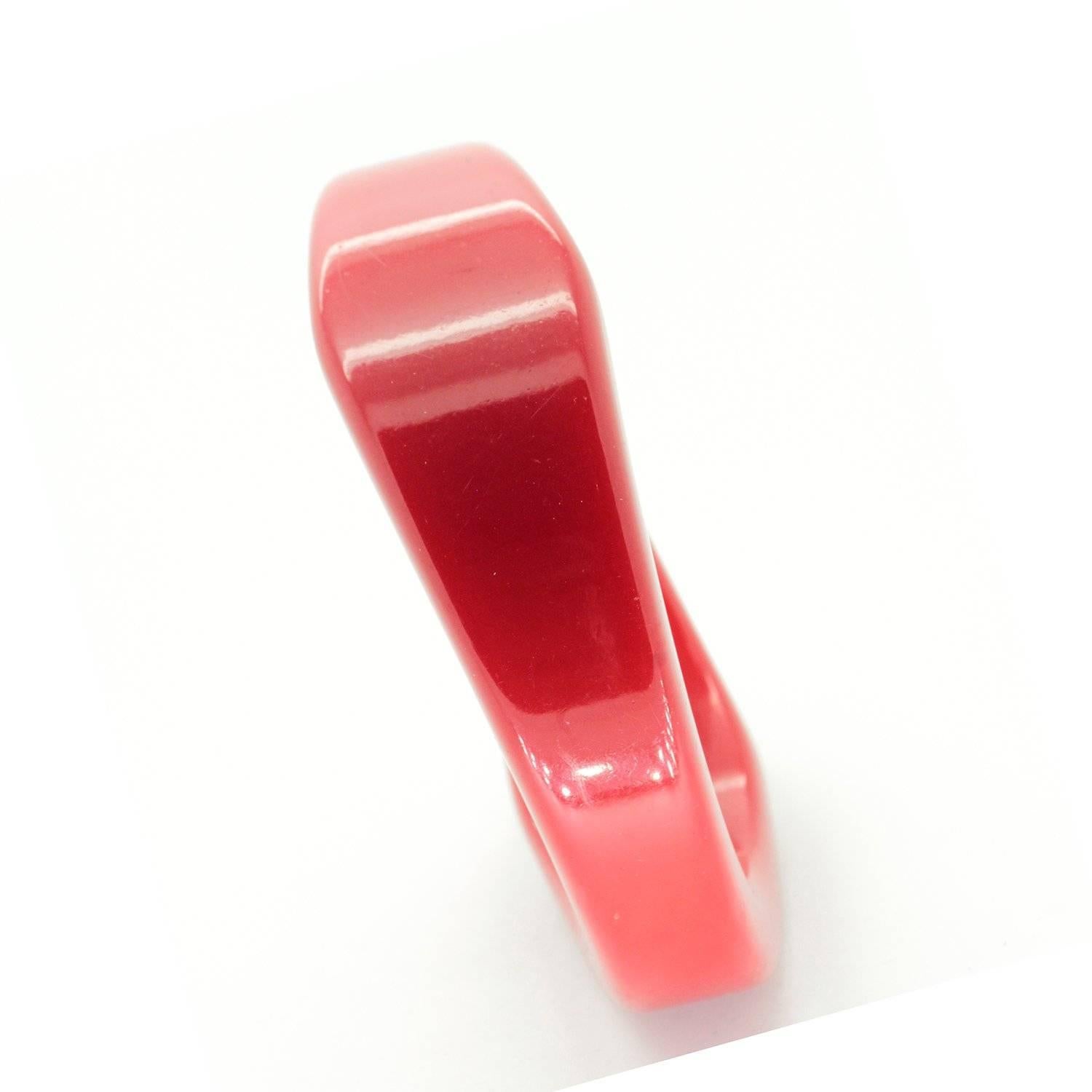 Vintage High gloss, Asymmetrical Chunky Cherry Red Bakelite Bangle. Just Gorgeous.

Love, love, love the tactile-ness of this bangle. Chunky and weighty, feels great on the arm.  We also have a similar one in yellow on this site.

Diameter = 65mm