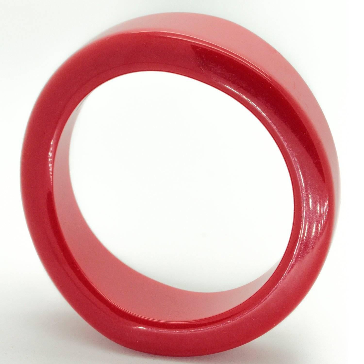 Vintage High Gloss, Asymmetrical Chunky Cherry Red Bakelite Bangle In Excellent Condition For Sale In Balmain, AU