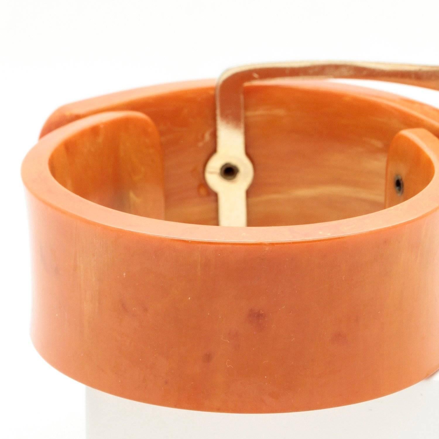 Vintage Marbled Butterscotch Bakelite Bangle with Chrome Buckle, Bakelite Bangle In Excellent Condition For Sale In Balmain, AU