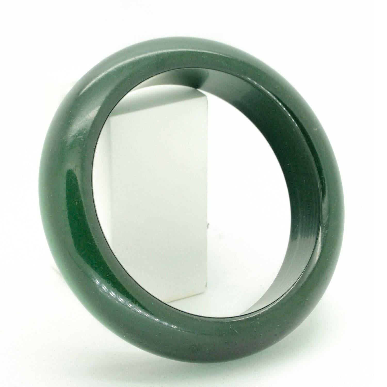 Retro Vintage Lucite Deep Emerald Green with Moonglow Finish Bangle In Excellent Condition For Sale In Balmain, AU
