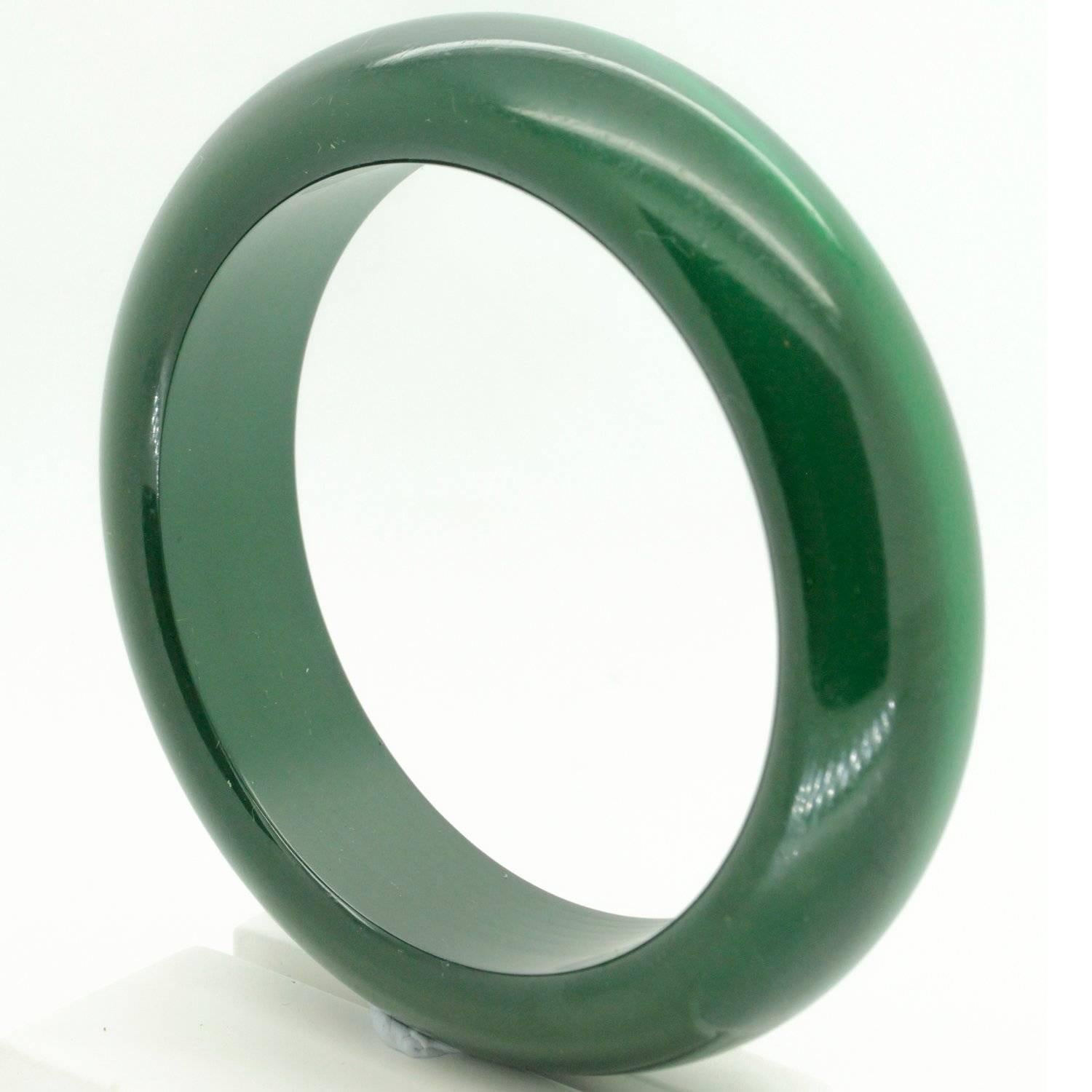 Retro Vintage Lucite Deep Emerald Green with Moonglow Finish Bangle For Sale 2