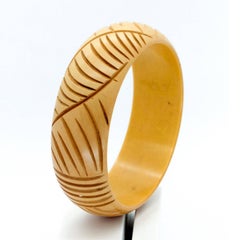Art Deco Light Butterscotch Leaf- like Pattern Carving, Bakelite Bangle