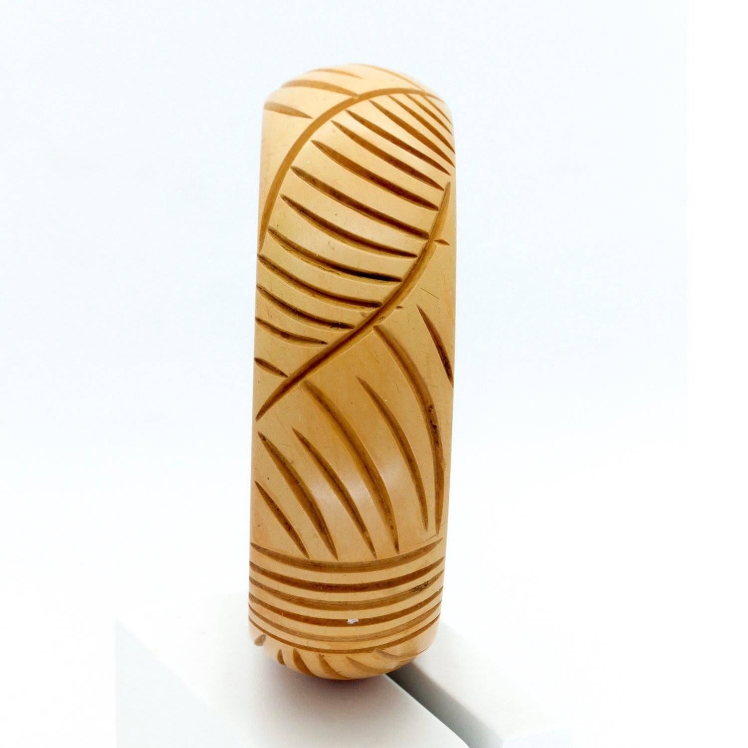 Art Deco Light Butterscotch Leaf- like Pattern Carving, Bakelite Bangle In Excellent Condition For Sale In Balmain, AU