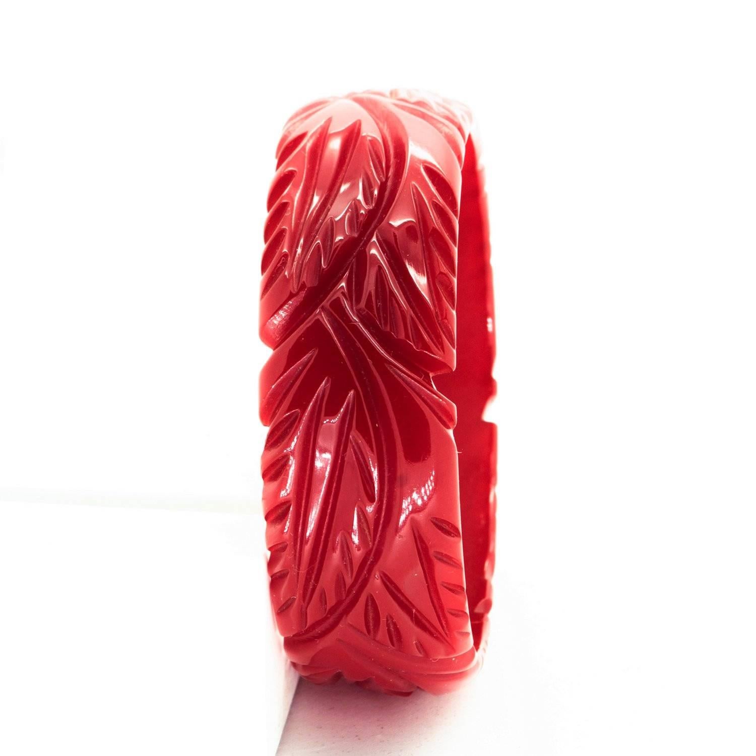 Vintage Cherry Red Art Deco Bakelite Bracelet Bangle For Sale 3