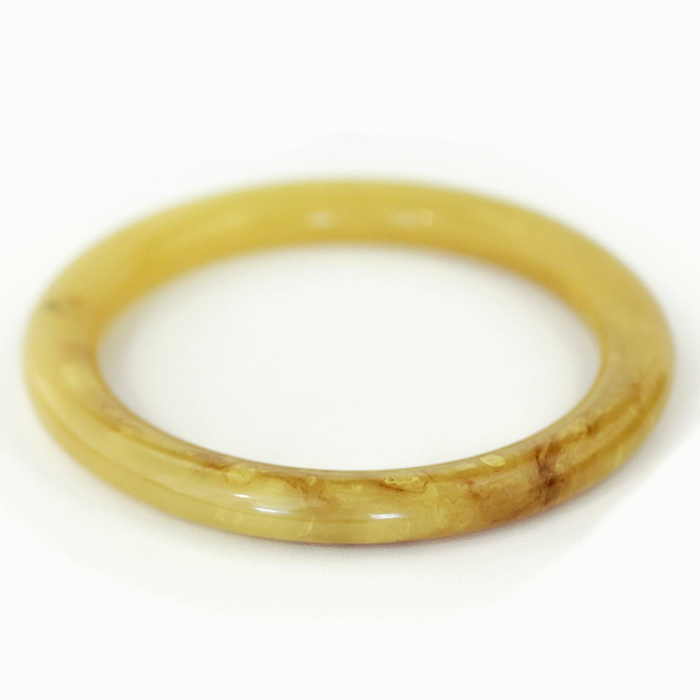 Art Deco, pale marbled Buttercscotch Bakelite Vintage bangle. 

Dimensions - Internal diameter 58 cm
Width 6 mm