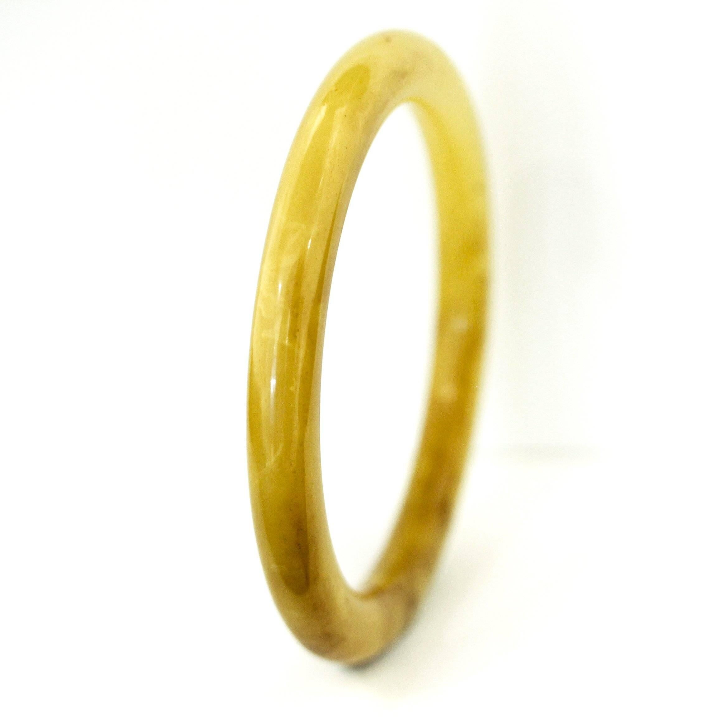 Art Deco, Pale Marbled Buttercscotch Bakelite Vintage Bangle In Excellent Condition For Sale In Balmain, AU