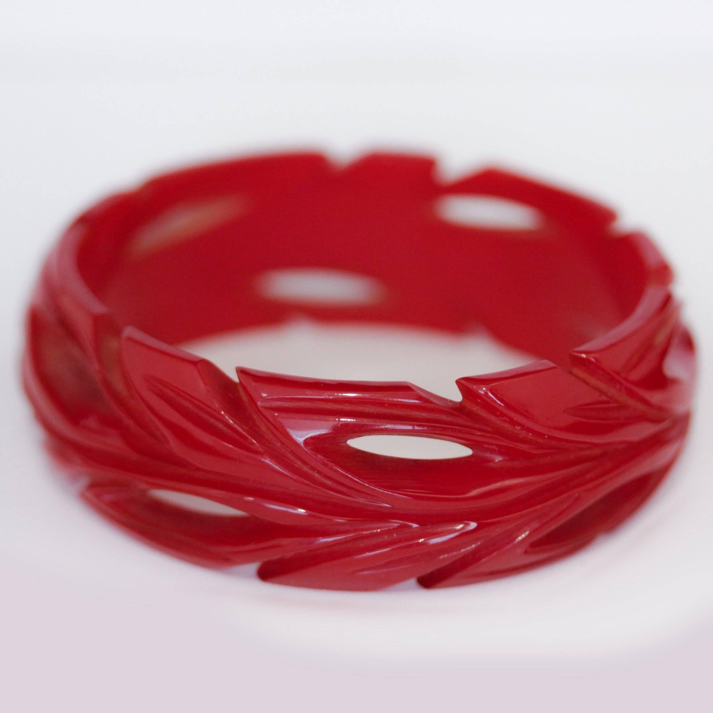 Art Deco Cherry Red Bakelite Bangle, Deep Leaf Carvings and Cut-Outs from Bangle In Excellent Condition For Sale In Balmain, AU