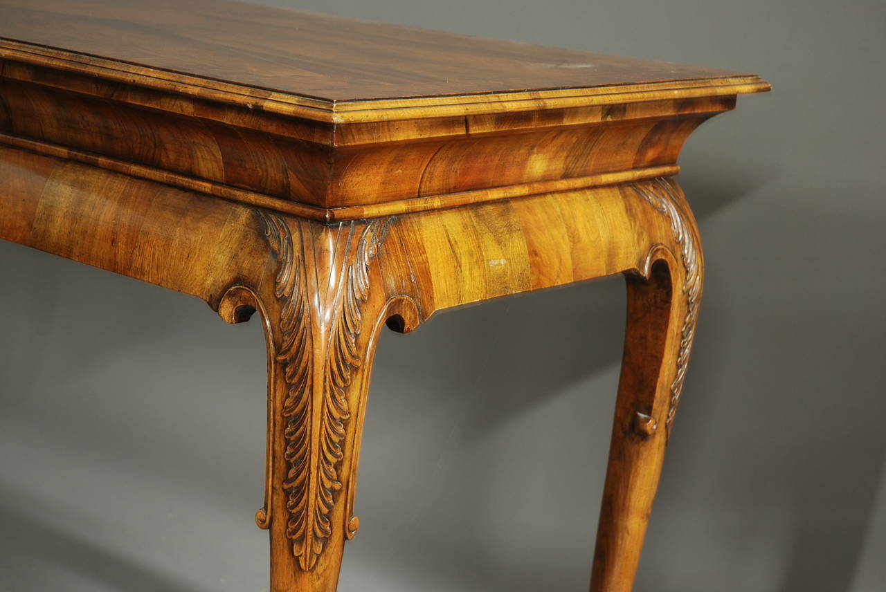 Queen Anne Style Walnut Side Table In Excellent Condition In Suffolk, GB